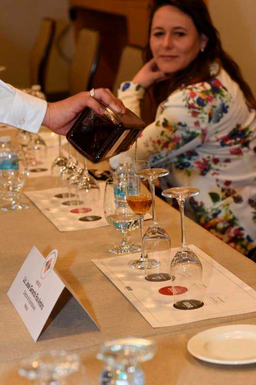 Egresados Anáhuac disfrutan de cata de tequila